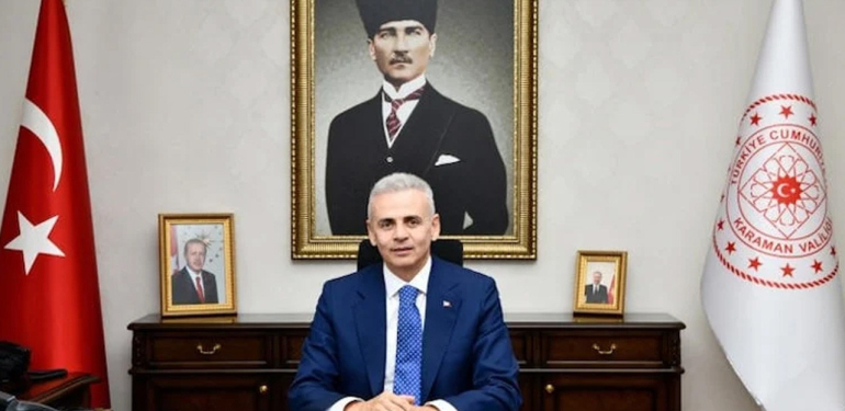 Ardahan’da yeni valinin ilk icraatı logo değiştirmek oldu! Türk bayrağının kaldırılması tepki çekti