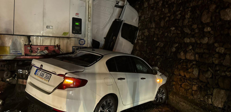 Burdur’da feci kaza tır ve 2 otomobil çarpıştı: 1 ölü 7 yaralı