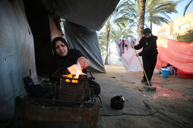 Gazze'de iki ayağını kaybeden kadının ailesini ayakta tutma mücadelesi - Resim: 1