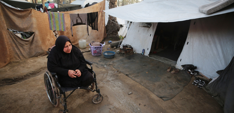 Gazze’de iki ayağını kaybeden kadının ailesini ayakta tutma mücadelesi