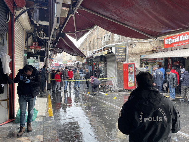 İş yerine silahlı saldırı! Yaralılar var - Resim: 0