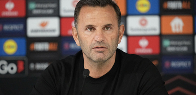 Okan Buruk, maç sonu taraftarlara 3’lü çektirdi