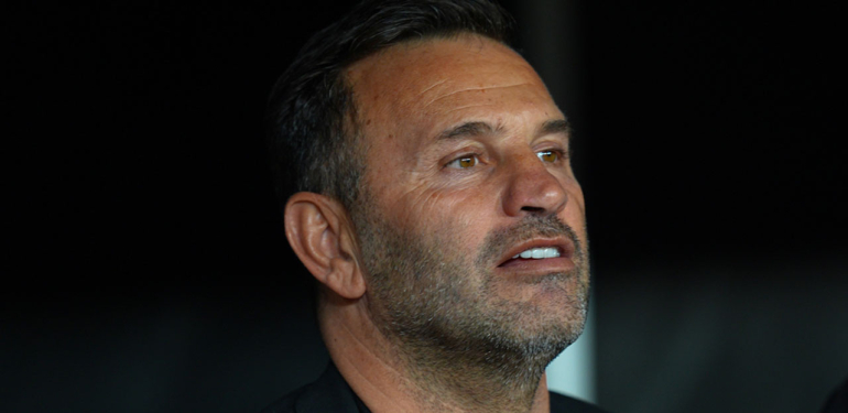 Okan Buruk’un ayakkabılarını gören şaşkınlığını gizleyemedi