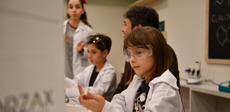 Orzax “Deney’imli Çocuklar” projesiyle 15 bin çocuğu bilimle tanıştırdı