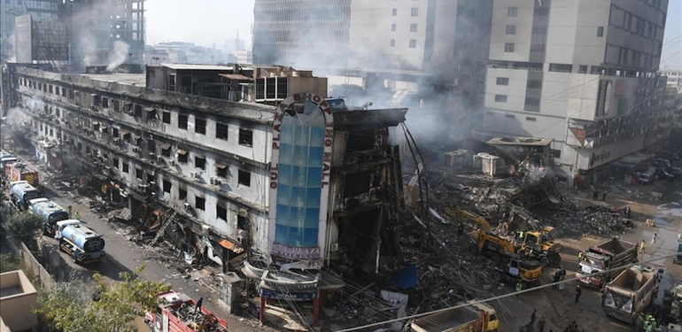 Pakistan’da alışveriş merkezinde yangın çıkmıştı: Ölenlerin sayısı 71’e yükseldi…