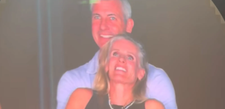 Coldplay konserindeki skandalla tanındı. Rekor fiyatla bilet satıyor