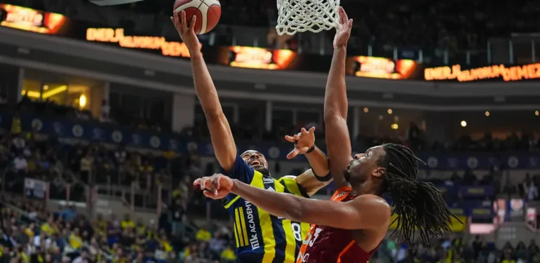 Derbide Fenerbahçe, Galatasaray’ı 2 farkla geçti