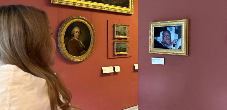 Eski Prens Andrew’un polis arabasındaki fotoğrafı Louvre Müzesi’ne asıldı