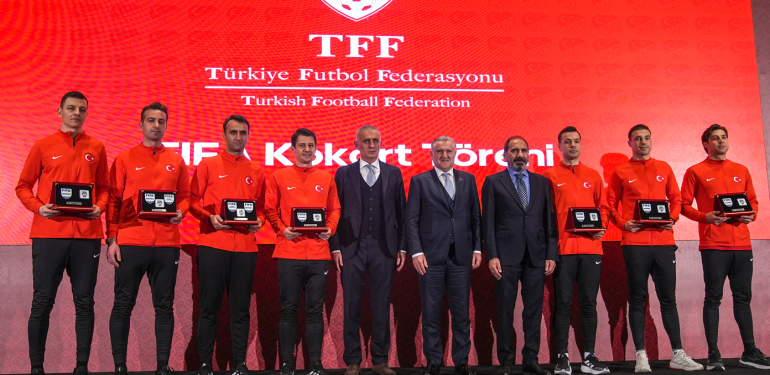 FIFA kokart töreni Riva’da yapıldı. 36 hakem FIFA kokartı taktı
