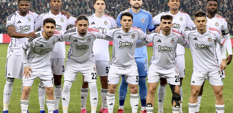 Formayı ayağıyla itti, büyük tepki geldi. Beşiktaşlı futbolcu hemen özür diledi