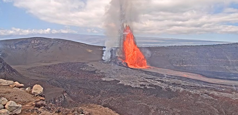 Hawaii’de volkan patladı, lavlar 350 metreye yükseldi