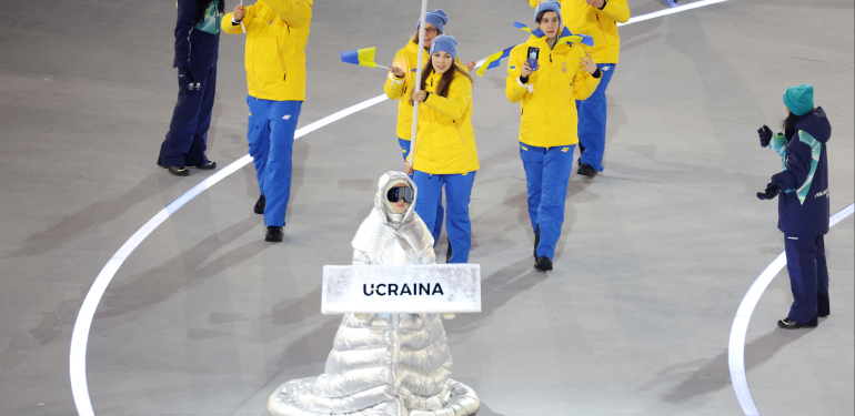 Kış Olimpiyatları açılışında Ukrayna tabelasını bir Rus taşımış